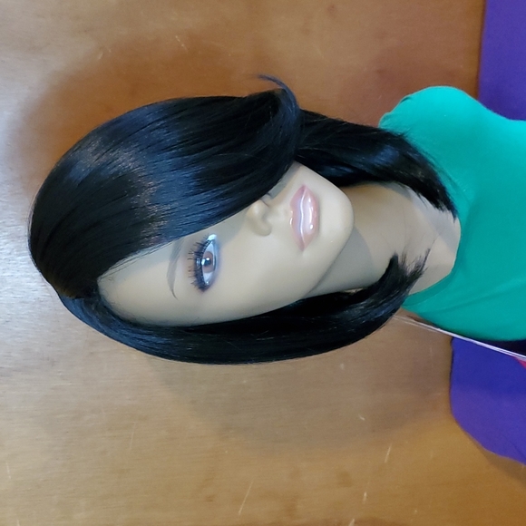 Black Side-Part Bob Wig - Picture 2 of 4